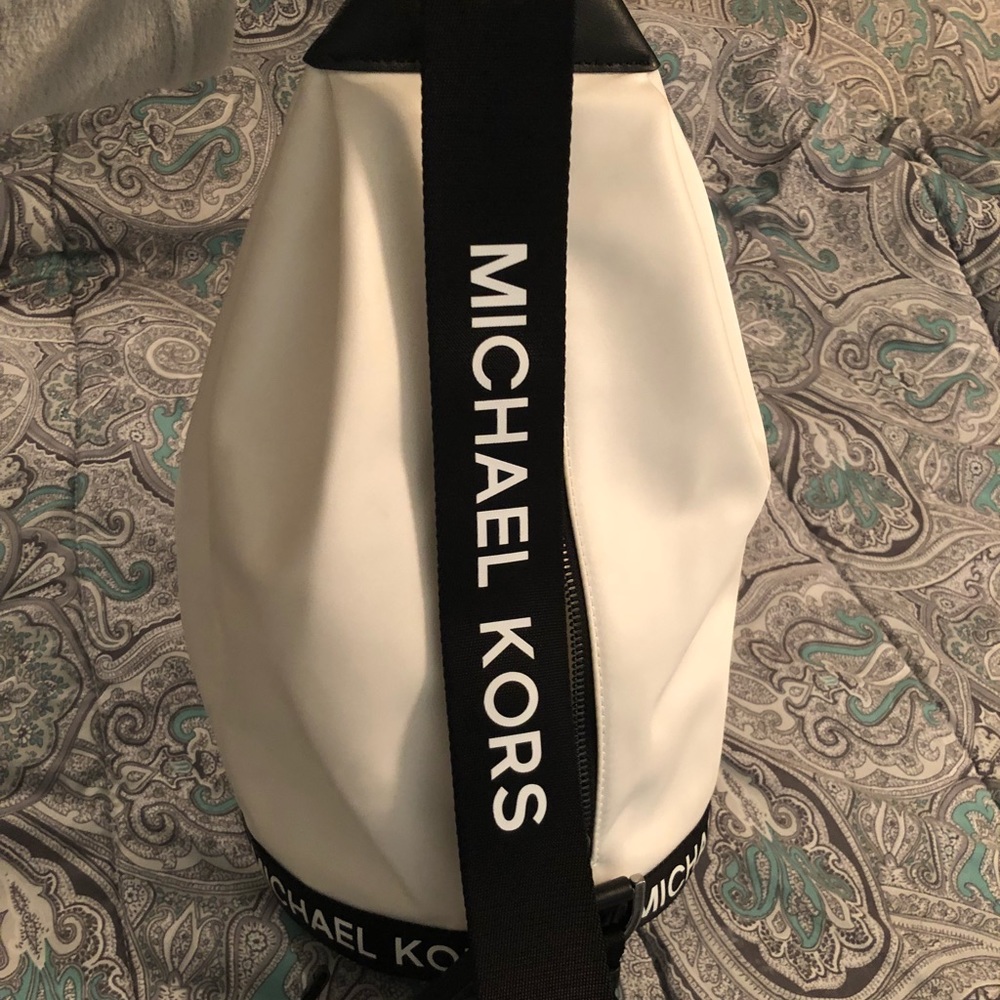 Michael kors sling pack